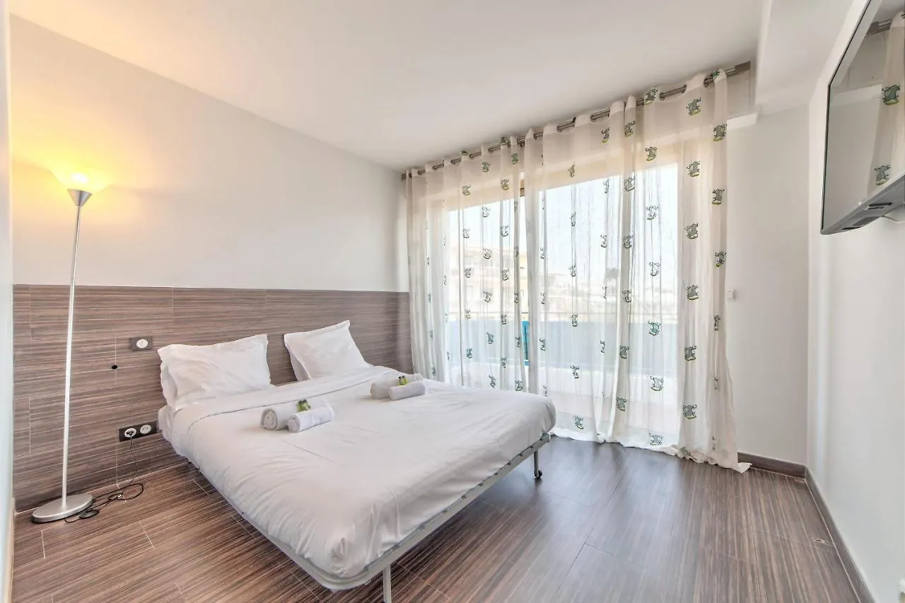 La Pinede Apartement Equiped With Air Conditioning And A Pool! Antibes