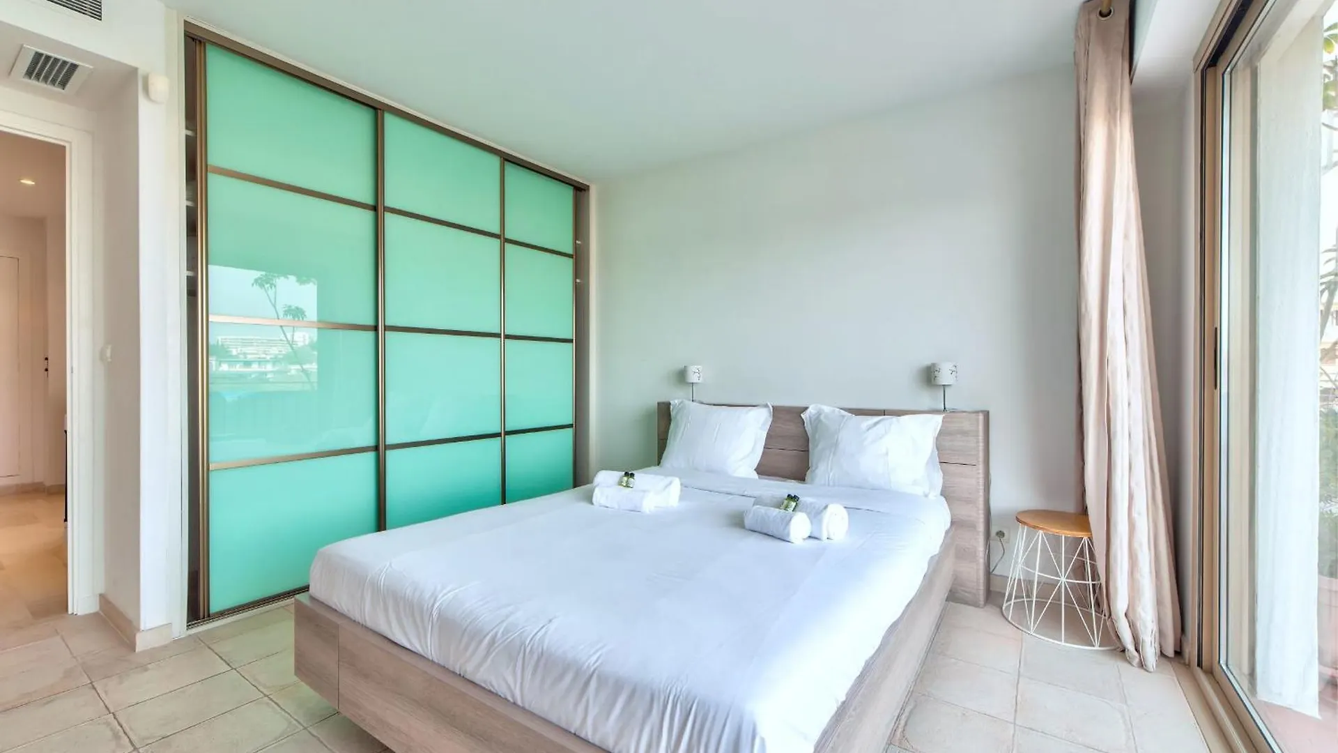 La Pinede Apartement Equiped With Air Conditioning And A Pool! Antibes France
